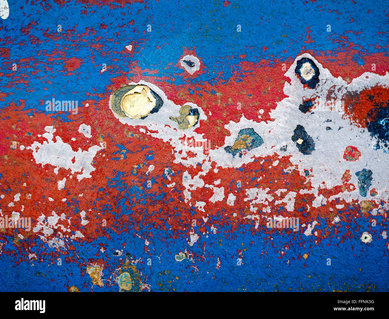 Peeling peinture abstraite poncé sur un bateau en fibre de verre Faversham Banque D'Images