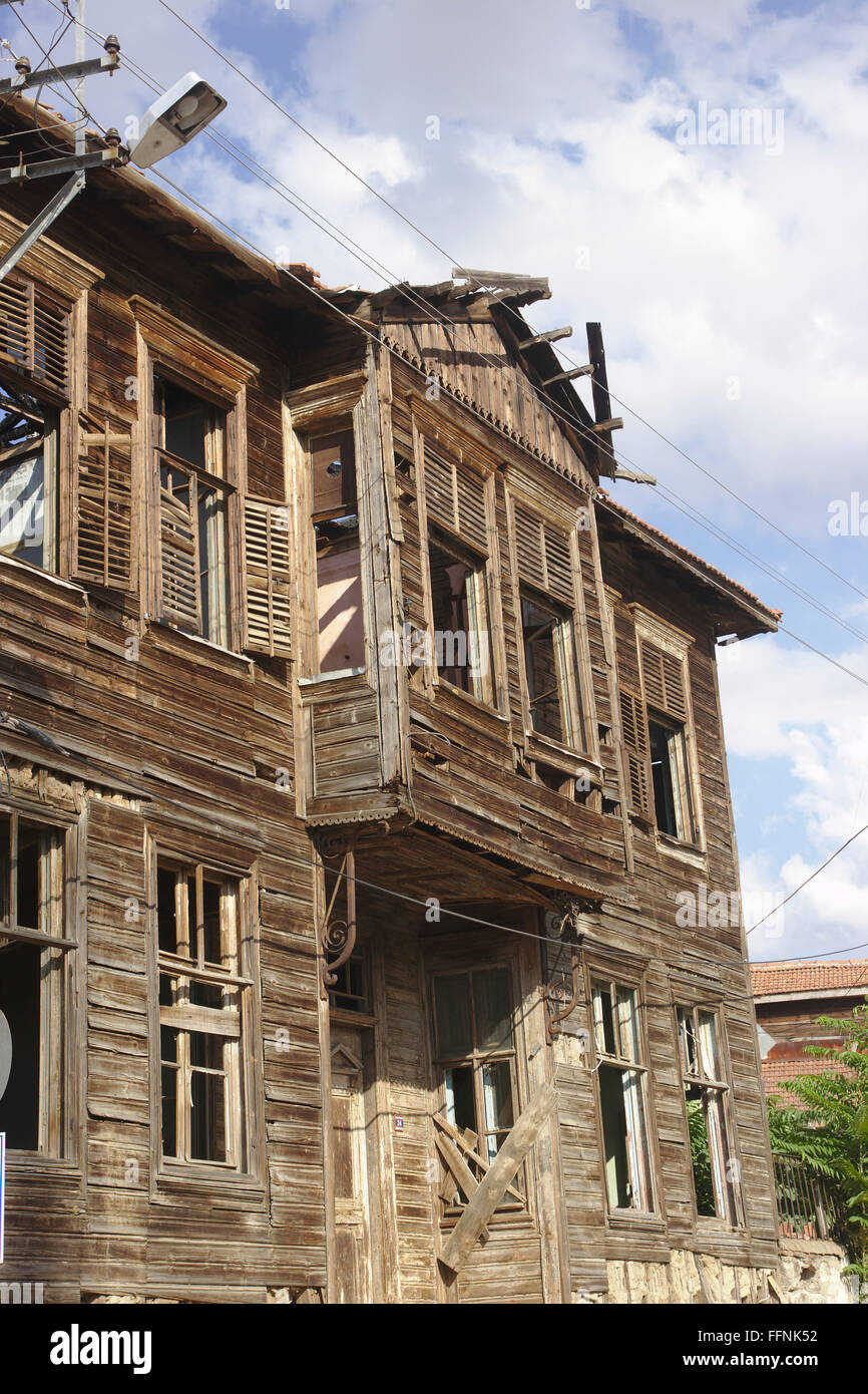 Vieille maison de bois en ruine à Edirne, Turquie Banque D'Images