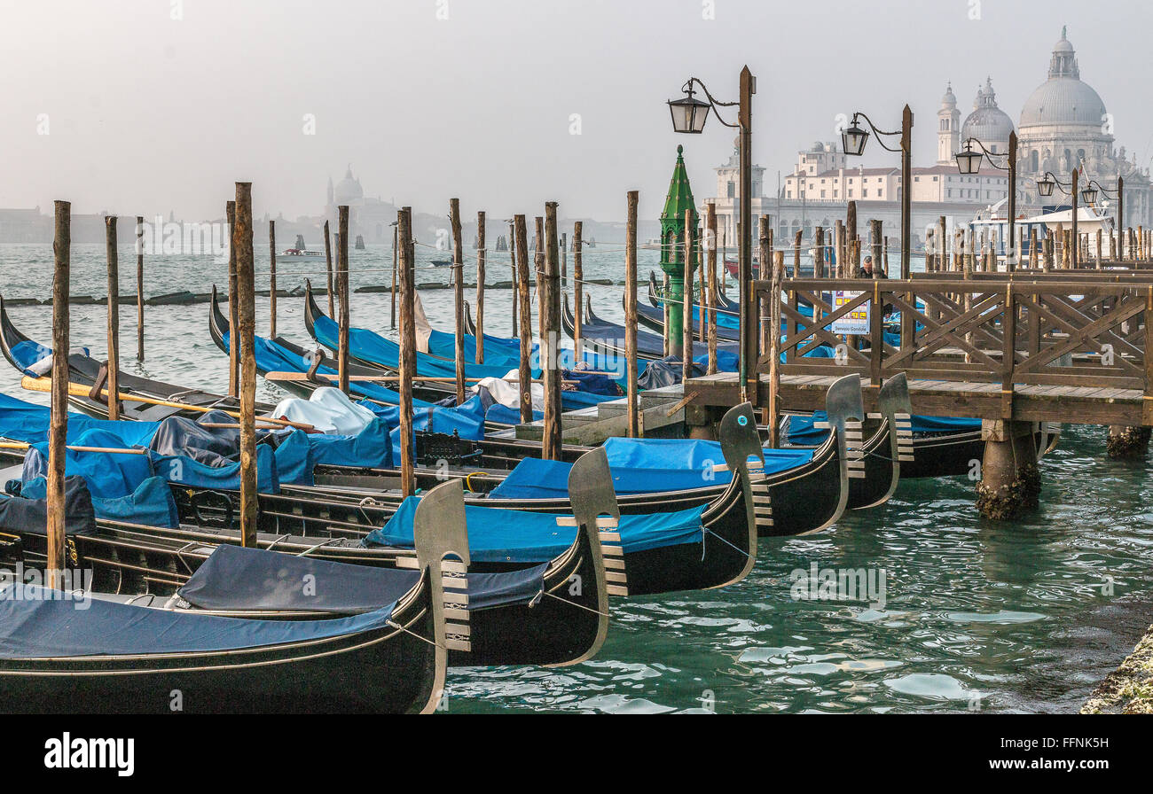 Grand Canal de Venise, l'église Santa Maria della Salute et gondoles amarrées Banque D'Images