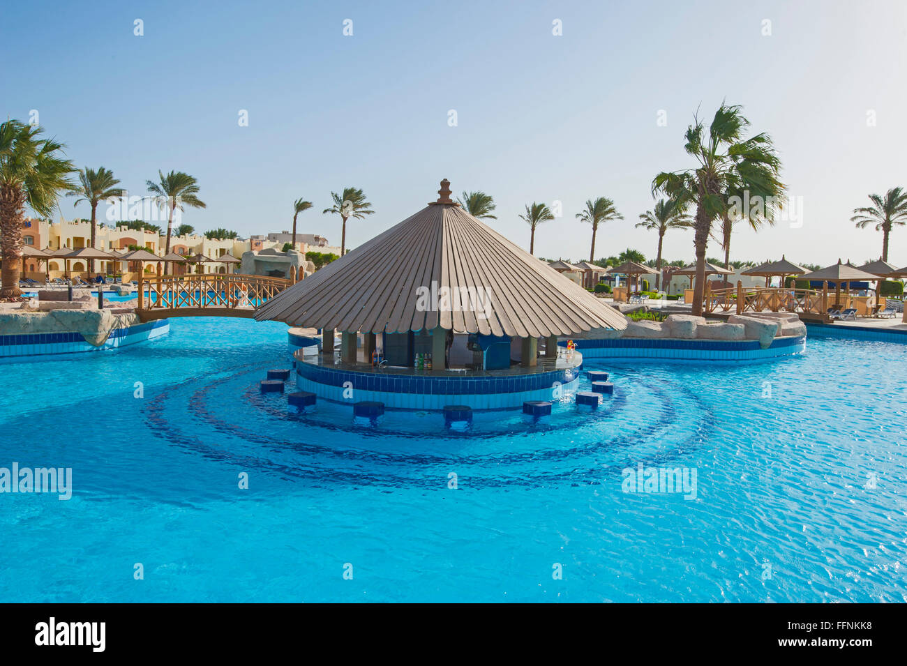 Grande piscine avec bar dans un luxueux hôtel tropical resort Photo Stock -  Alamy