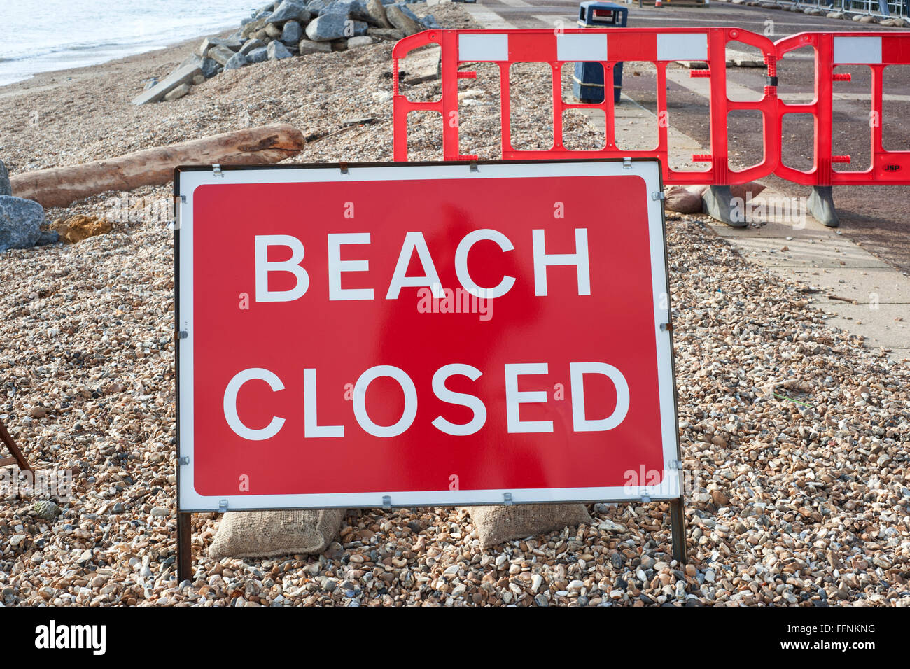 Panneau d'avertissement rouge fermé plage au front de mer de Southsea hampshire england uk Banque D'Images