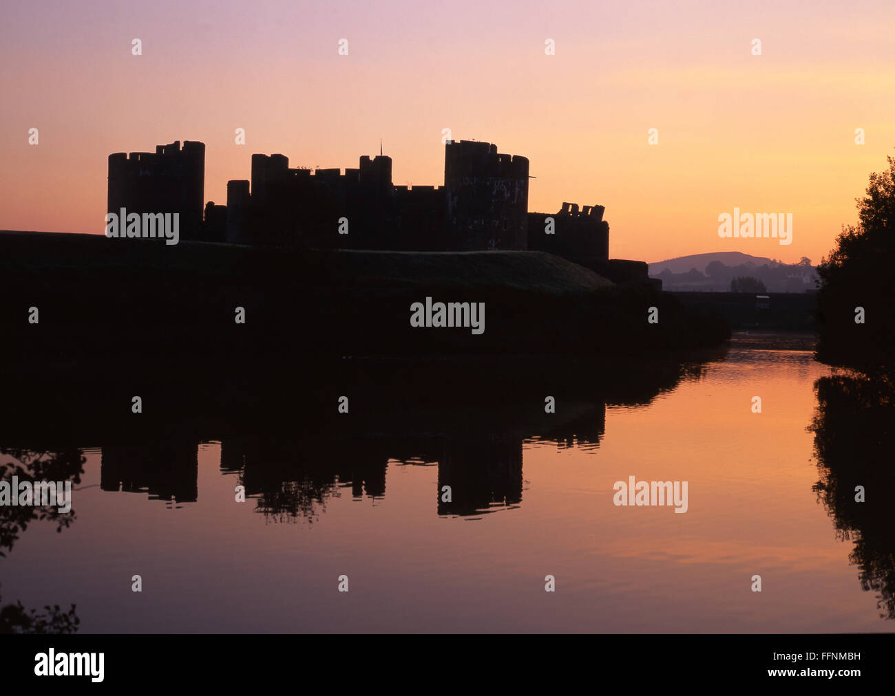 Château de Caerphilly à l'aube sunrise South Wales UK Banque D'Images