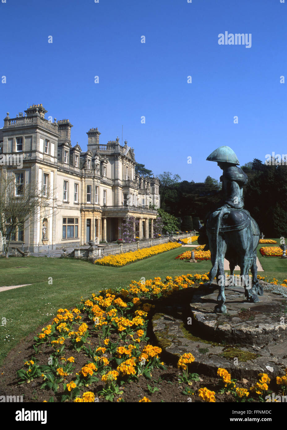 Dyffryn House et jardins avec statue en premier plan Vallée de Glamorgan South Wales UK Banque D'Images