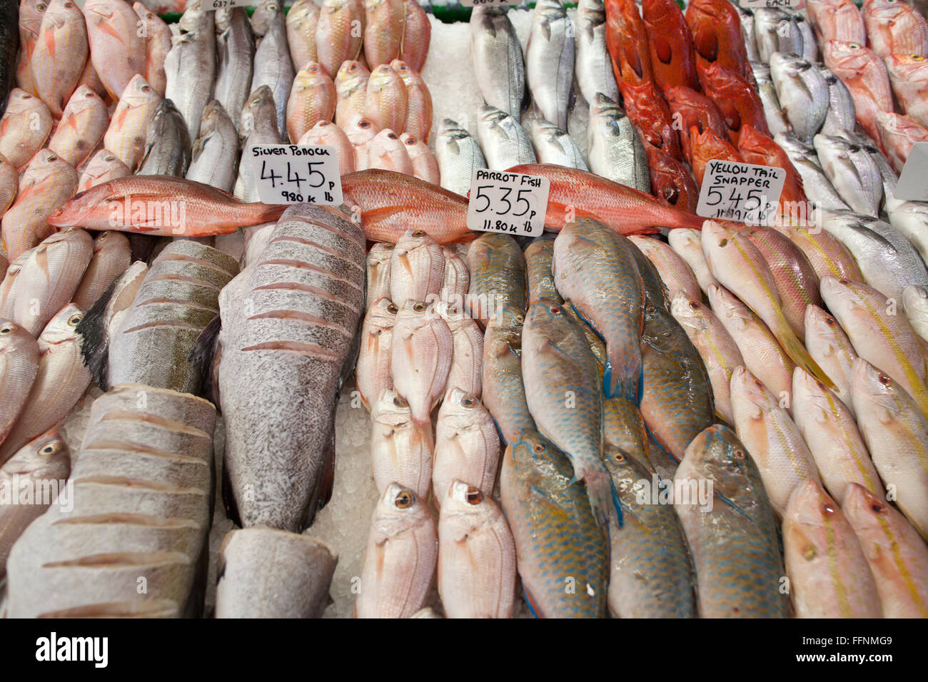 Poissonnier à l'intérieur du village et du marché de Brixton Brixton's Row, marché couvert, dans le sud de Londres, Angleterre, RU Banque D'Images