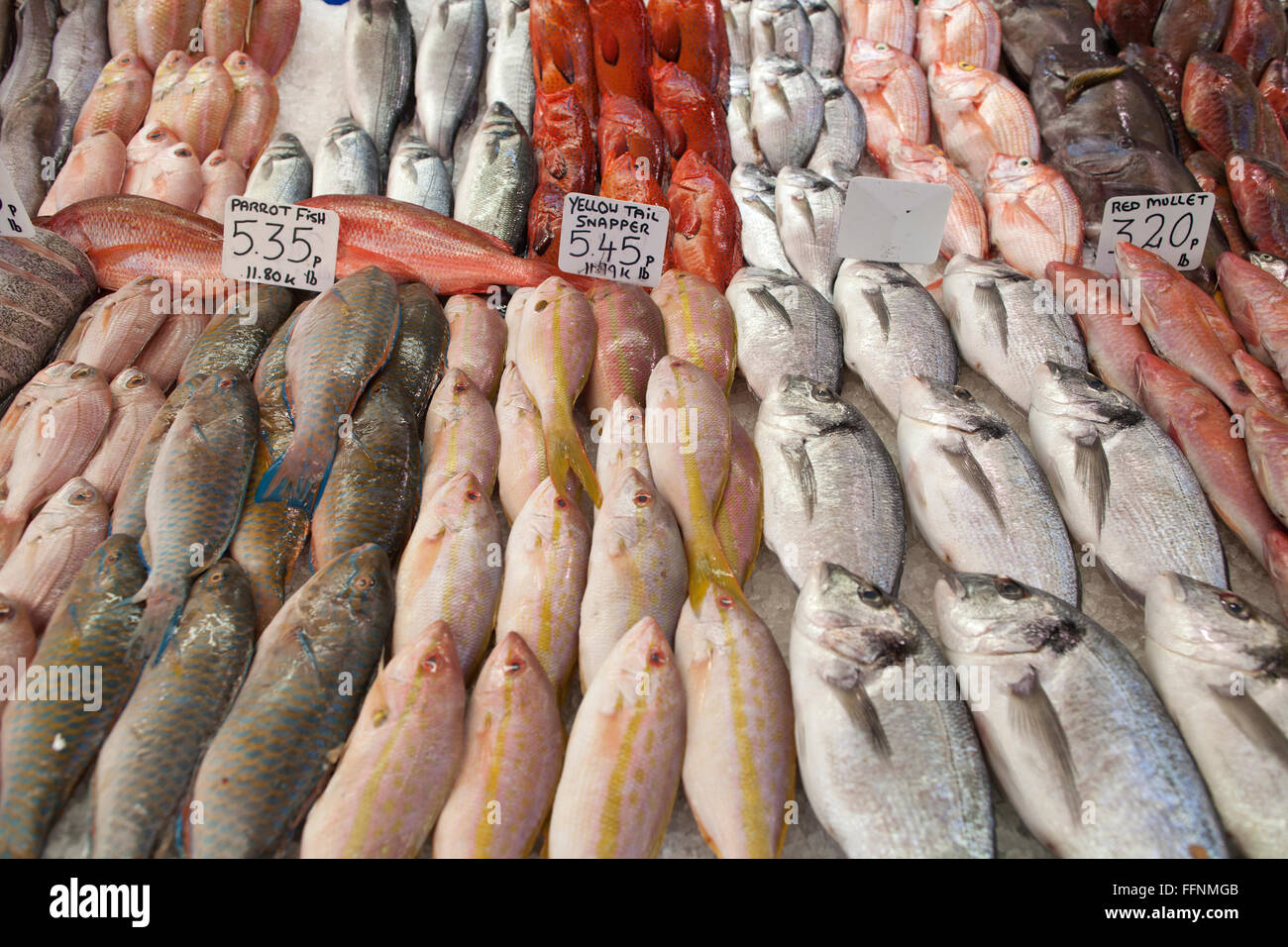 Poissonnier à l'intérieur du village et du marché de Brixton Brixton's Row, marché couvert, dans le sud de Londres, Angleterre, RU Banque D'Images