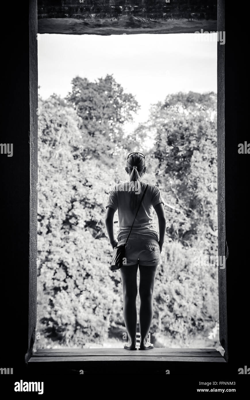 Silhouette de femme à la fenêtre Banque D'Images