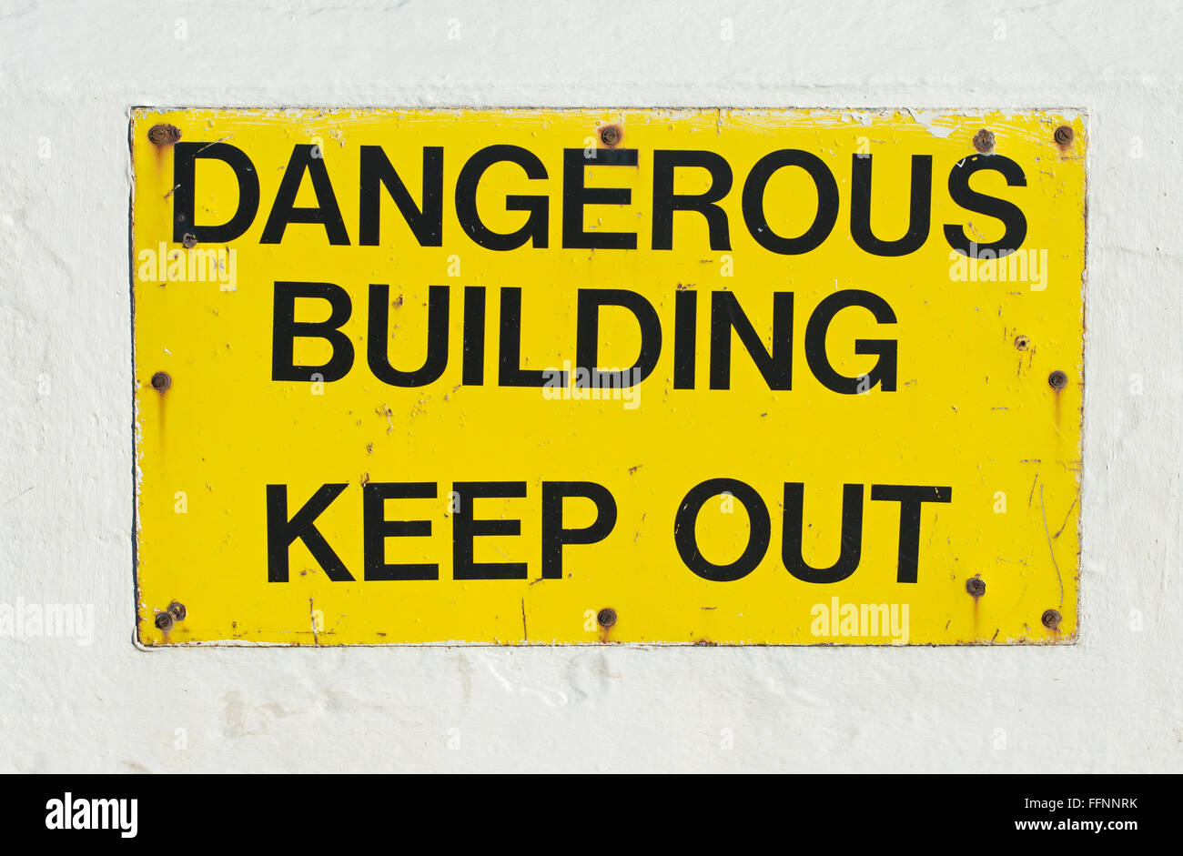 Panneau d'avertissement ou avis dangereux Tenir hors du bâtiment, Sunderland North East England, UK Banque D'Images