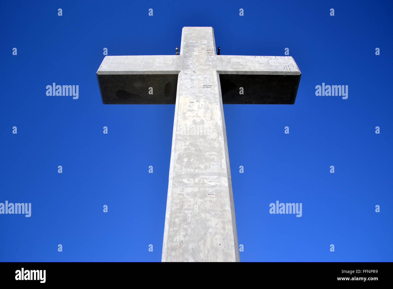 Croix sur le mont Filerimos situé dans l'Est de la mer Égée, Rhodes, Grèce, Dodecanesse Banque D'Images