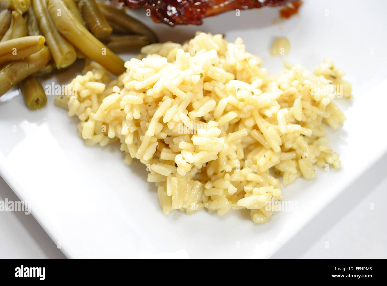 Salade de riz et le beurre aux fines herbes Banque D'Images