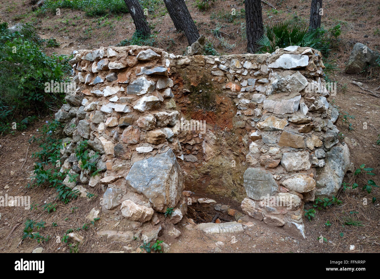 Brûleur ancien four à chaux restauré en forêt dans les montagnes de Mijas, Andalousie, espagne. Banque D'Images