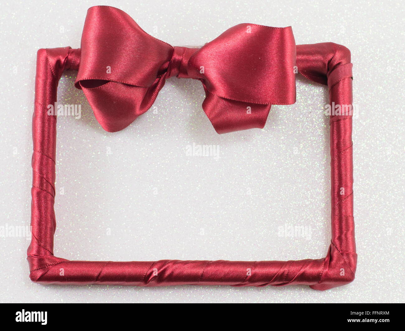 Cadre photo vide avec ruban rouge sur fond blanc Banque D'Images