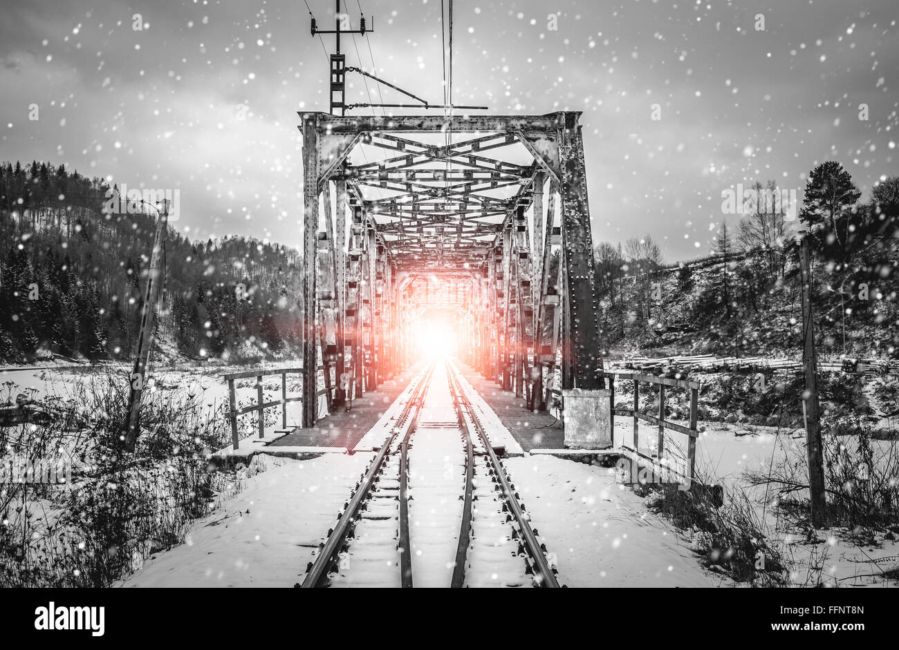 L'autopont de fer en acier avec des projecteurs à l'arrière-plan. Banque D'Images