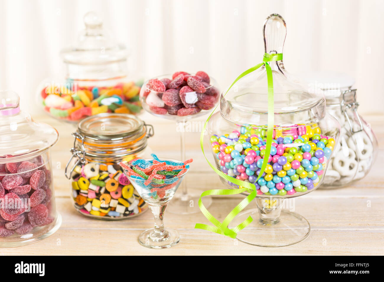 Bonbons multicolores dans des bocaux de bonbons en verre. Banque D'Images