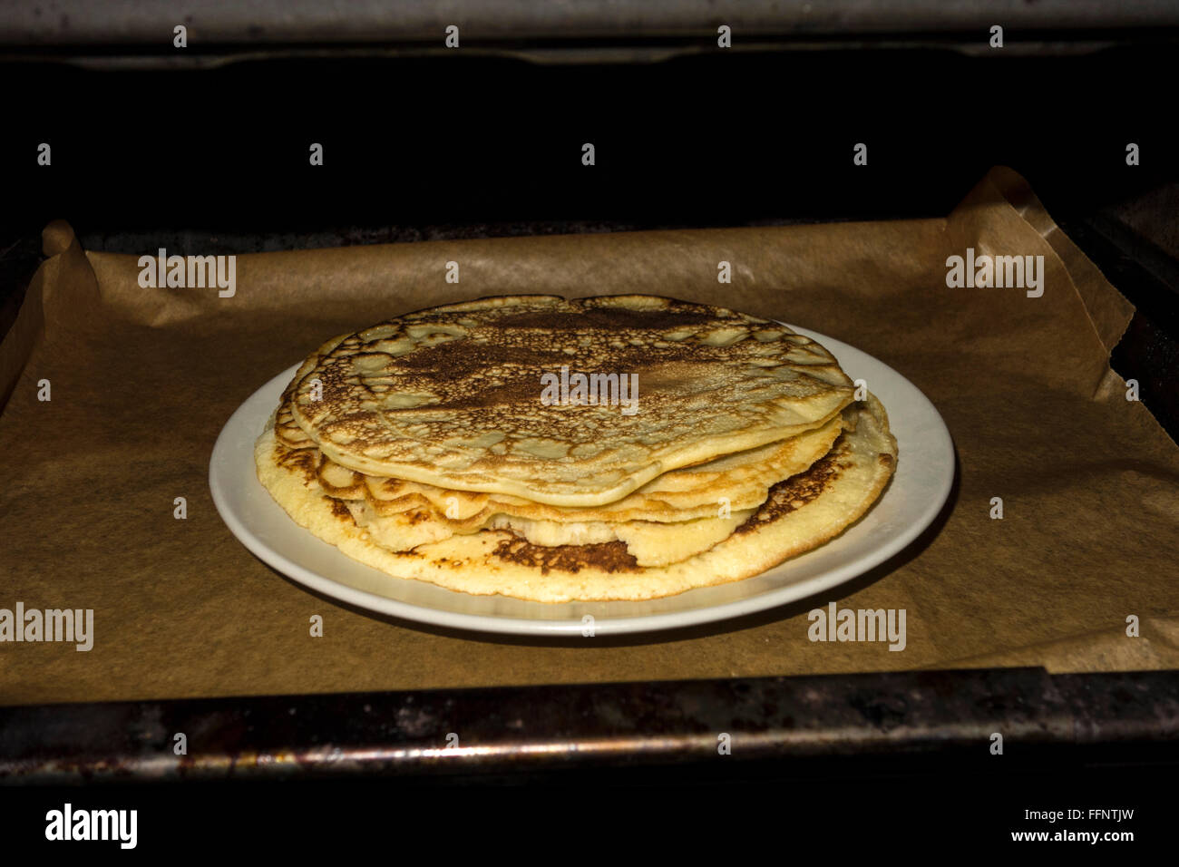 Pancakes gardés au chaud dans un four Banque D'Images