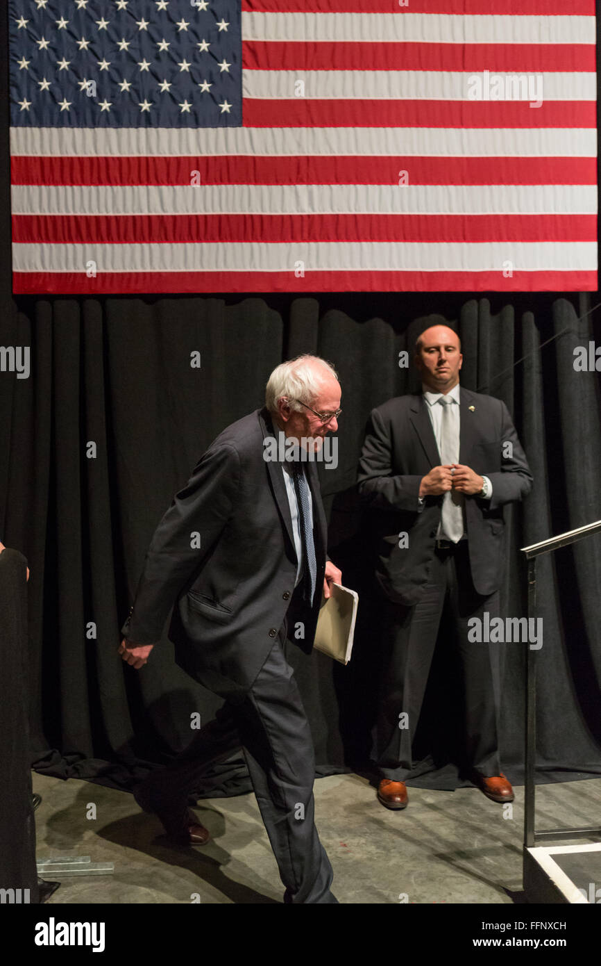 Charleston, Caroline du Sud, USA. 16 Février, 2016. Le candidat démocrate le sénateur Bernie Sanders marche sur scène pour un rassemblement électoral à l'Memminger Theatre Le 16 février 2016 à Charleston, Caroline du Sud, USA. Banque D'Images Charleston, Caroline du Sud, USA. 16 Février, 2016. Le candidat démocrate le sénateur Bernie Sanders marche sur scène pour un rassemblement électoral à l'Memminger Theatre Le 16 février 2016 à Charleston, Caroline du Sud, USA. Banque D'Images