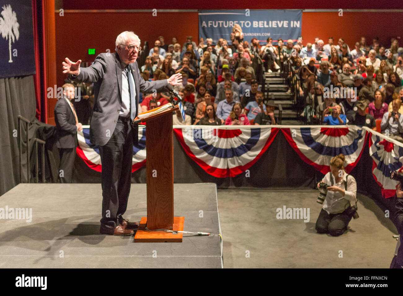 Charleston, Caroline du Sud, USA. 16 Février, 2016. Le candidat démocrate le sénateur Bernie Sanders partisans adresses pendant une campagne rassemblement à l'Memminger Theatre 16 février 2016 à Charleston, Caroline du Sud, USA. Banque D'Images Charleston, Caroline du Sud, USA. 16 Février, 2016. Le candidat démocrate le sénateur Bernie Sanders partisans adresses pendant une campagne rassemblement à l'Memminger Theatre 16 février 2016 à Charleston, Caroline du Sud, USA. Banque D'Images