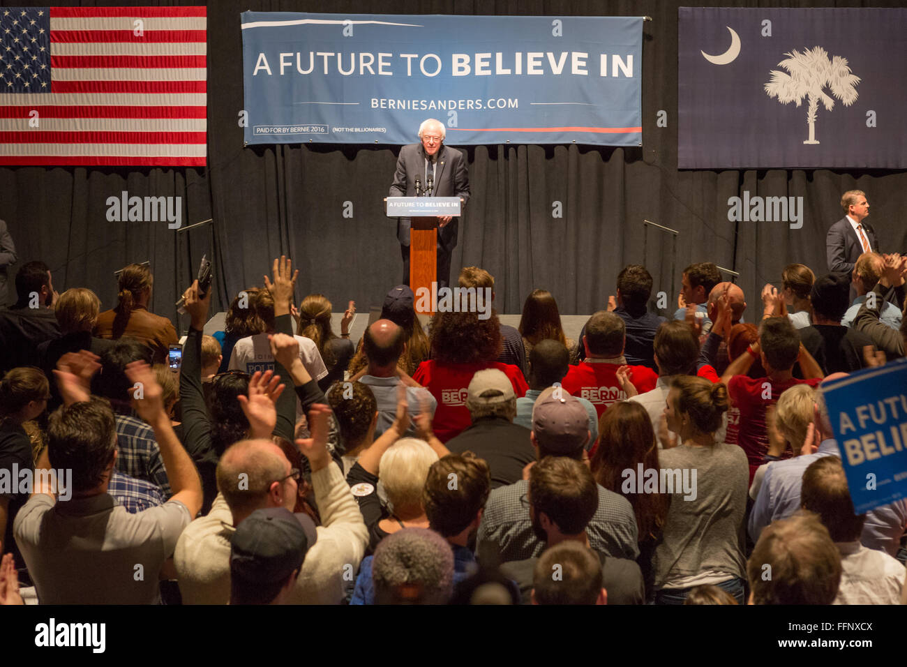 Charleston, Caroline du Sud, USA. 16 Février, 2016. Le candidat démocrate le sénateur Bernie Sanders partisans adresses pendant une campagne rassemblement à l'Memminger Theatre 16 février 2016 à Charleston, Caroline du Sud, USA. Banque D'Images Charleston, Caroline du Sud, USA. 16 Février, 2016. Le candidat démocrate le sénateur Bernie Sanders partisans adresses pendant une campagne rassemblement à l'Memminger Theatre 16 février 2016 à Charleston, Caroline du Sud, USA. Banque D'Images