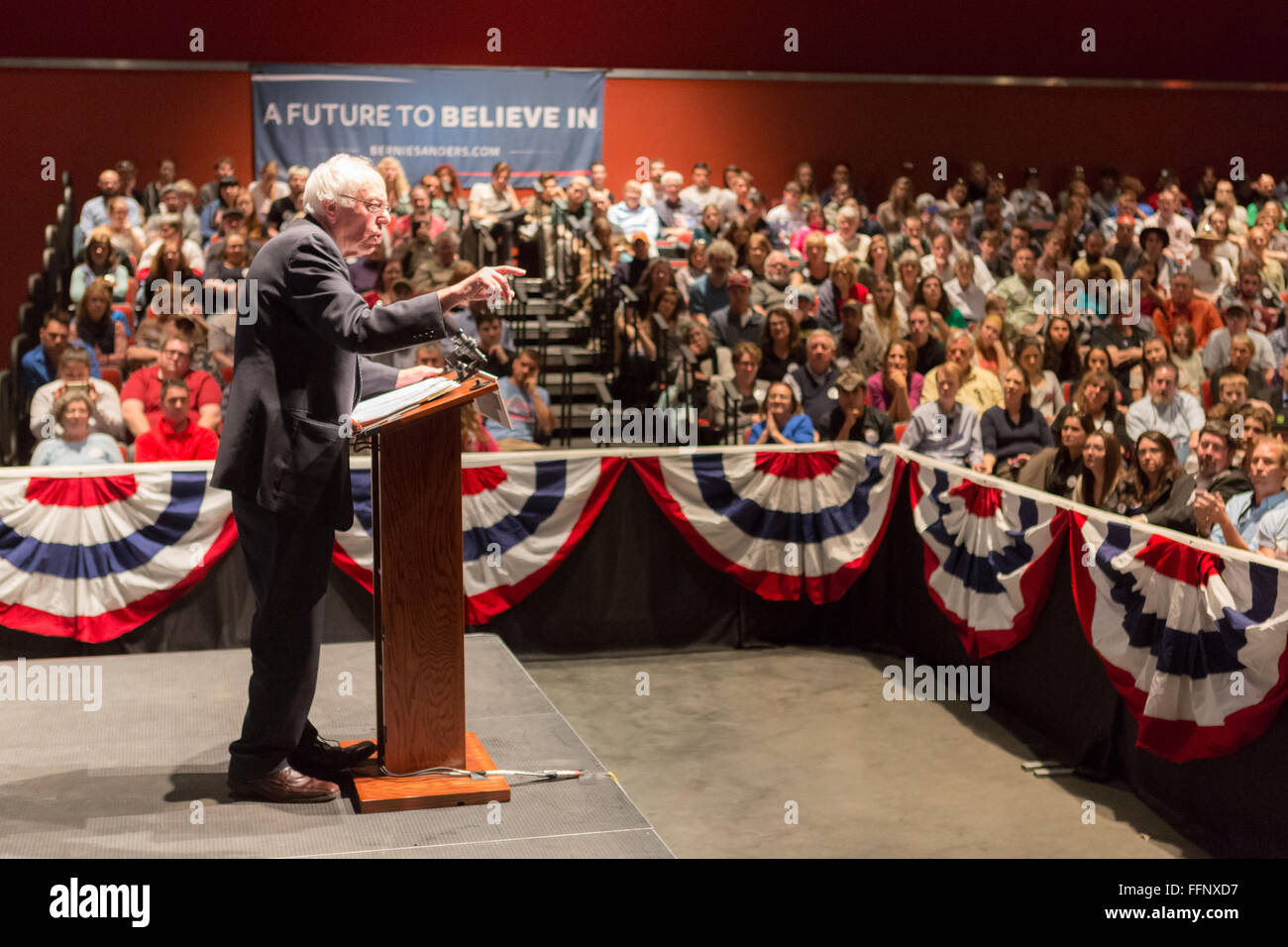 Charleston, Caroline du Sud, USA. 16 Février, 2016. Le candidat démocrate le sénateur Bernie Sanders partisans adresses pendant une campagne rassemblement à l'Memminger Theatre 16 février 2016 à Charleston, Caroline du Sud, USA. Banque D'Images Charleston, Caroline du Sud, USA. 16 Février, 2016. Le candidat démocrate le sénateur Bernie Sanders partisans adresses pendant une campagne rassemblement à l'Memminger Theatre 16 février 2016 à Charleston, Caroline du Sud, USA. Banque D'Images