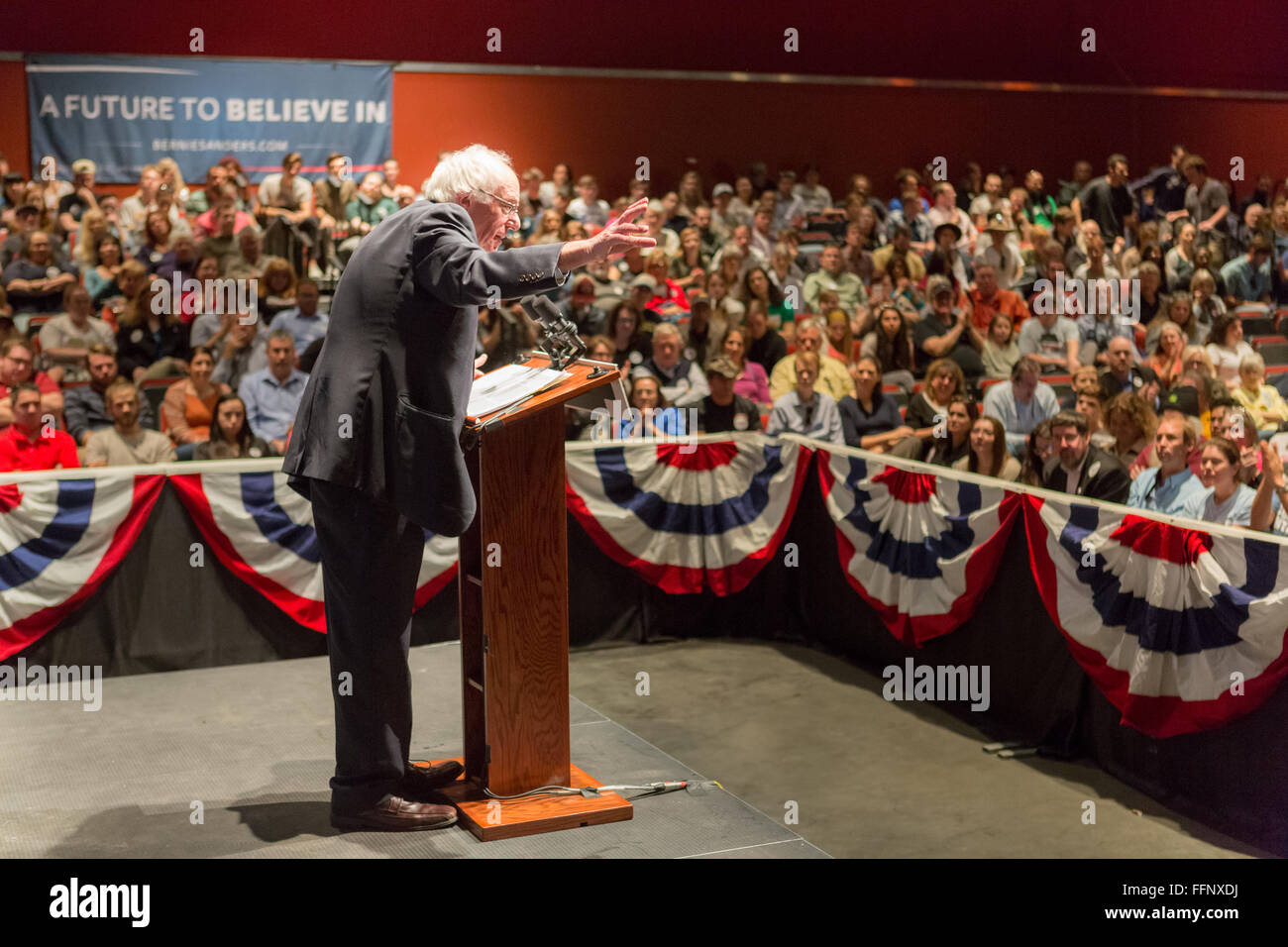 Charleston, Caroline du Sud, USA. 16 Février, 2016. Le candidat démocrate le sénateur Bernie Sanders partisans adresses pendant une campagne rassemblement à l'Memminger Theatre 16 février 2016 à Charleston, Caroline du Sud, USA. Banque D'Images Charleston, Caroline du Sud, USA. 16 Février, 2016. Le candidat démocrate le sénateur Bernie Sanders partisans adresses pendant une campagne rassemblement à l'Memminger Theatre 16 février 2016 à Charleston, Caroline du Sud, USA. Banque D'Images