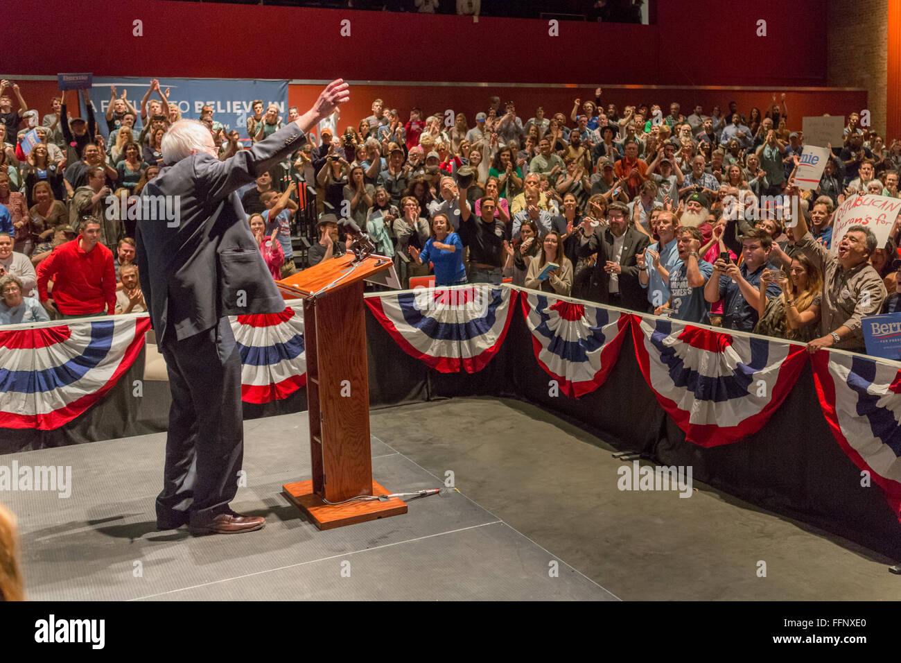 Charleston, Caroline du Sud, USA. 16 Février, 2016. Le candidat démocrate le sénateur Bernie Sanders partisans grâce à la suite d'un rassemblement électoral à l'Memminger Theatre Le 16 février 2016 à Charleston, Caroline du Sud, USA. Banque D'Images Charleston, Caroline du Sud, USA. 16 Février, 2016. Le candidat démocrate le sénateur Bernie Sanders partisans grâce à la suite d'un rassemblement électoral à l'Memminger Theatre Le 16 février 2016 à Charleston, Caroline du Sud, USA. Banque D'Images