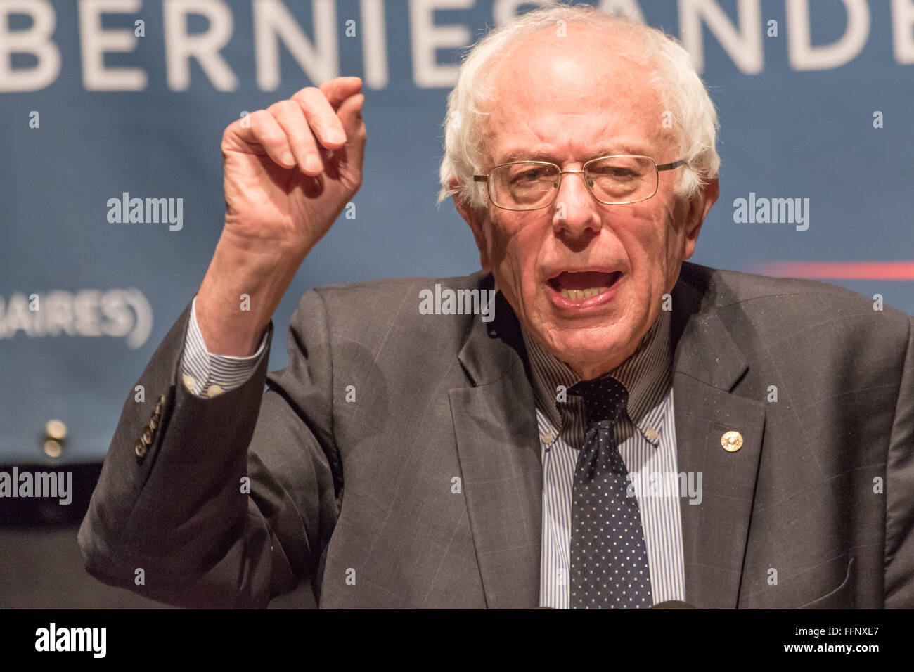 Charleston, Caroline du Sud, USA. 16 Février, 2016. Le candidat démocrate le sénateur Bernie Sanders partisans adresses pendant une campagne rassemblement à l'Memminger Theatre 16 février 2016 à Charleston, Caroline du Sud, USA. Banque D'Images Charleston, Caroline du Sud, USA. 16 Février, 2016. Le candidat démocrate le sénateur Bernie Sanders partisans adresses pendant une campagne rassemblement à l'Memminger Theatre 16 février 2016 à Charleston, Caroline du Sud, USA. Banque D'Images