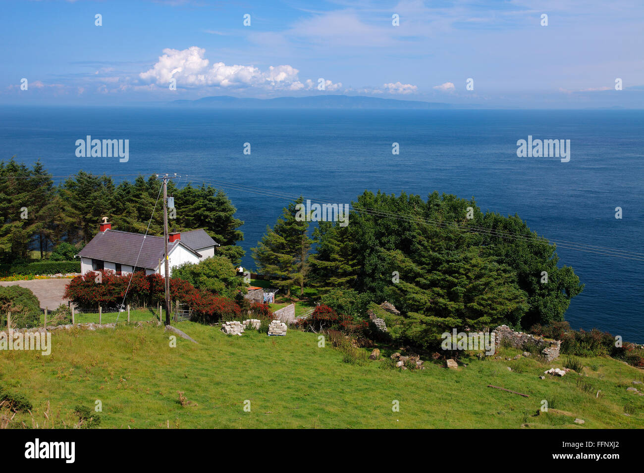 La Côte d'Antrim Road (A2) en Irlande du Nord en vue de Mull of Kintyre (Ecosse) Banque D'Images
