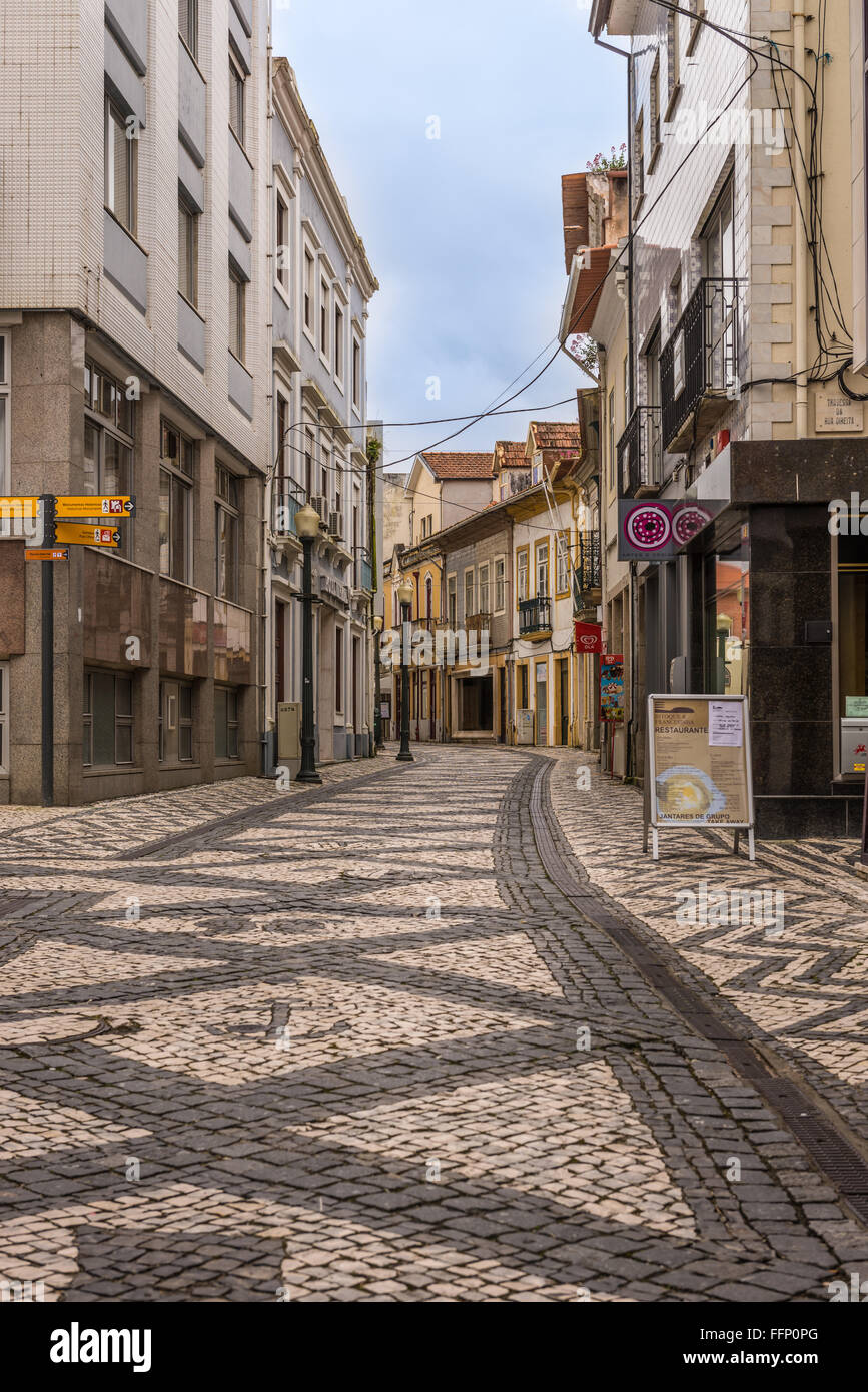 Rues et façades de Aveiro, la Venise portugaise. Aveiro, Portugal. Banque D'Images