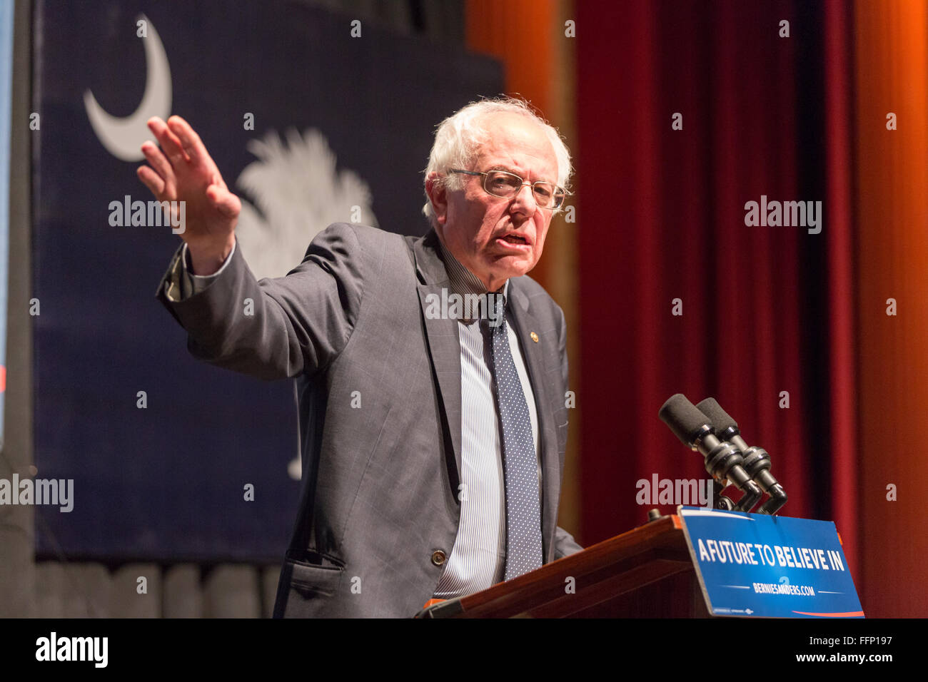Charleston, Caroline du Sud, USA. 16 Février, 2016. Le candidat démocrate le sénateur Bernie Sanders partisans adresses pendant une campagne rassemblement à l'Memminger Theatre 16 février 2016 à Charleston, Caroline du Sud, USA. Banque D'Images Charleston, Caroline du Sud, USA. 16 Février, 2016. Le candidat démocrate le sénateur Bernie Sanders partisans adresses pendant une campagne rassemblement à l'Memminger Theatre 16 février 2016 à Charleston, Caroline du Sud, USA. Banque D'Images