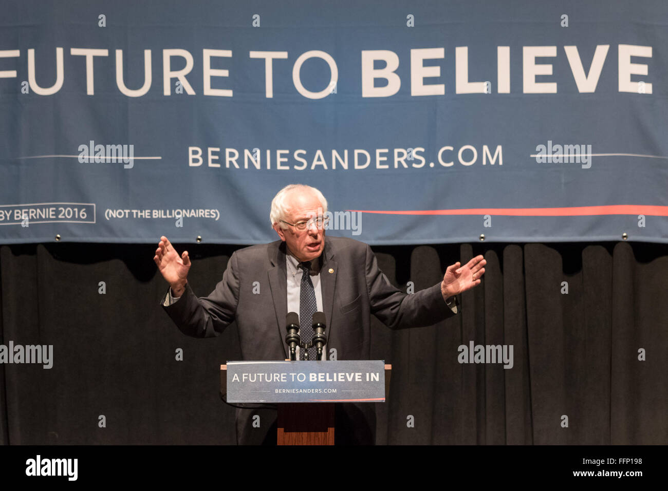 Charleston, Caroline du Sud, USA. 16 Février, 2016. Le candidat démocrate le sénateur Bernie Sanders partisans adresses pendant une campagne rassemblement à l'Memminger Theatre 16 février 2016 à Charleston, Caroline du Sud, USA. Banque D'Images Charleston, Caroline du Sud, USA. 16 Février, 2016. Le candidat démocrate le sénateur Bernie Sanders partisans adresses pendant une campagne rassemblement à l'Memminger Theatre 16 février 2016 à Charleston, Caroline du Sud, USA. Banque D'Images