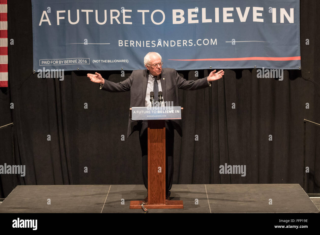 Charleston, Caroline du Sud, USA. 16 Février, 2016. Le candidat démocrate le sénateur Bernie Sanders partisans adresses pendant une campagne rassemblement à l'Memminger Theatre 16 février 2016 à Charleston, Caroline du Sud, USA. Banque D'Images Charleston, Caroline du Sud, USA. 16 Février, 2016. Le candidat démocrate le sénateur Bernie Sanders partisans adresses pendant une campagne rassemblement à l'Memminger Theatre 16 février 2016 à Charleston, Caroline du Sud, USA. Banque D'Images