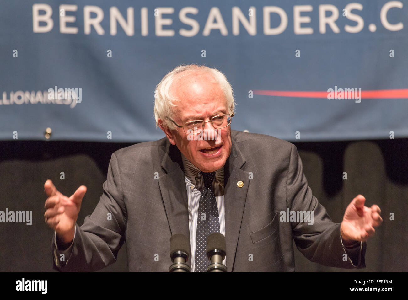 Charleston, Caroline du Sud, USA. 16 Février, 2016. Le candidat démocrate le sénateur Bernie Sanders partisans adresses pendant une campagne rassemblement à l'Memminger Theatre 16 février 2016 à Charleston, Caroline du Sud, USA. Banque D'Images Charleston, Caroline du Sud, USA. 16 Février, 2016. Le candidat démocrate le sénateur Bernie Sanders partisans adresses pendant une campagne rassemblement à l'Memminger Theatre 16 février 2016 à Charleston, Caroline du Sud, USA. Banque D'Images