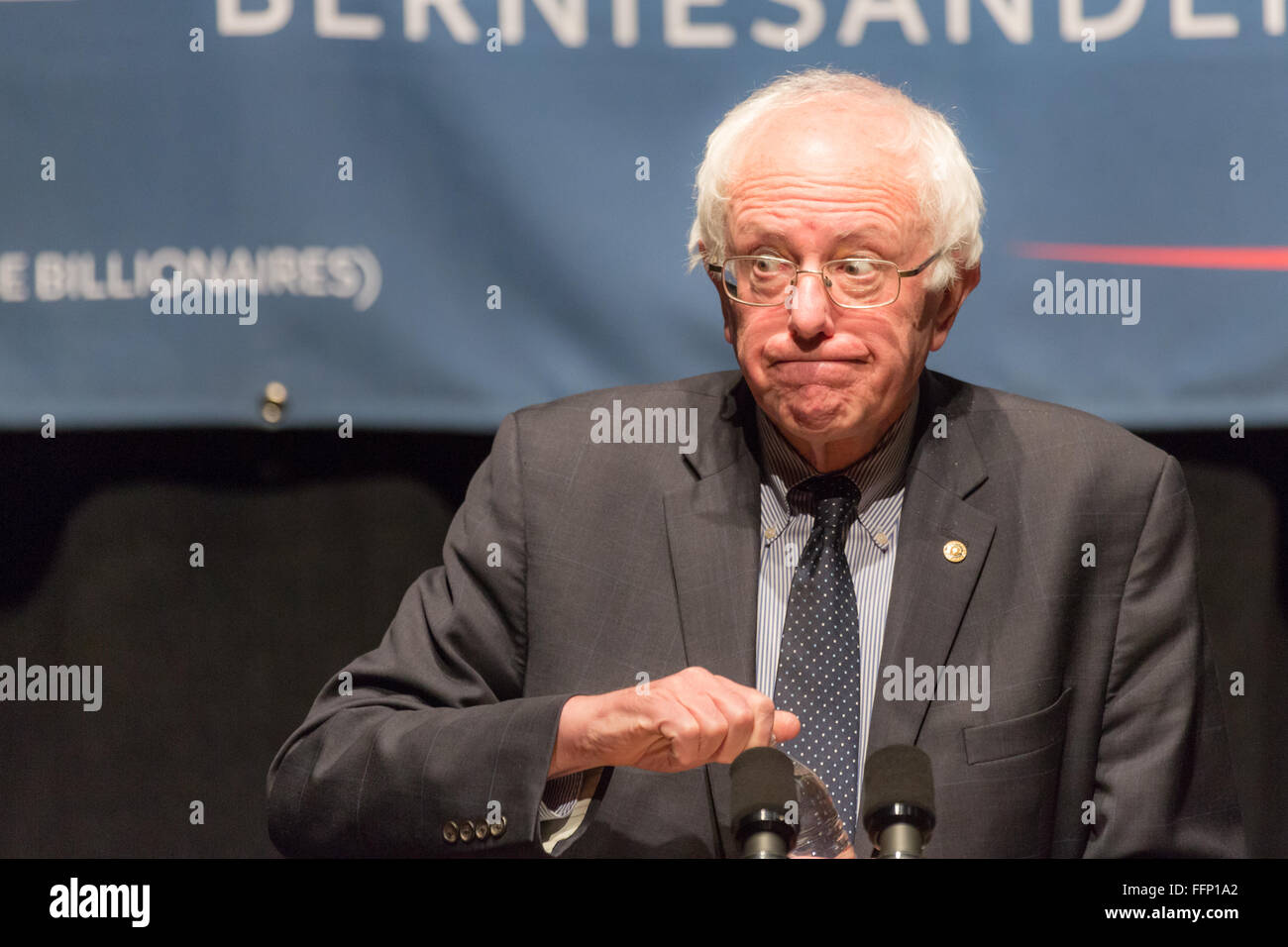 Charleston, Caroline du Sud, USA. 16 Février, 2016. Le candidat démocrate le sénateur Bernie Sanders partisans adresses pendant une campagne rassemblement à l'Memminger Theatre 16 février 2016 à Charleston, Caroline du Sud, USA. Banque D'Images Charleston, Caroline du Sud, USA. 16 Février, 2016. Le candidat démocrate le sénateur Bernie Sanders partisans adresses pendant une campagne rassemblement à l'Memminger Theatre 16 février 2016 à Charleston, Caroline du Sud, USA. Banque D'Images
