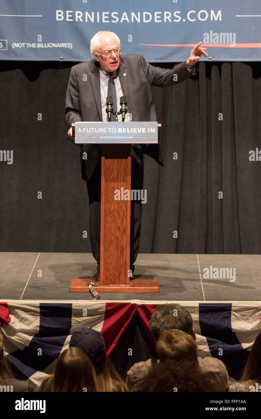 Charleston, Caroline du Sud, USA. 16 Février, 2016. Le candidat démocrate le sénateur Bernie Sanders partisans adresses pendant une campagne rassemblement à l'Memminger Theatre 16 février 2016 à Charleston, Caroline du Sud, USA. Banque D'Images Charleston, Caroline du Sud, USA. 16 Février, 2016. Le candidat démocrate le sénateur Bernie Sanders partisans adresses pendant une campagne rassemblement à l'Memminger Theatre 16 février 2016 à Charleston, Caroline du Sud, USA. Banque D'Images