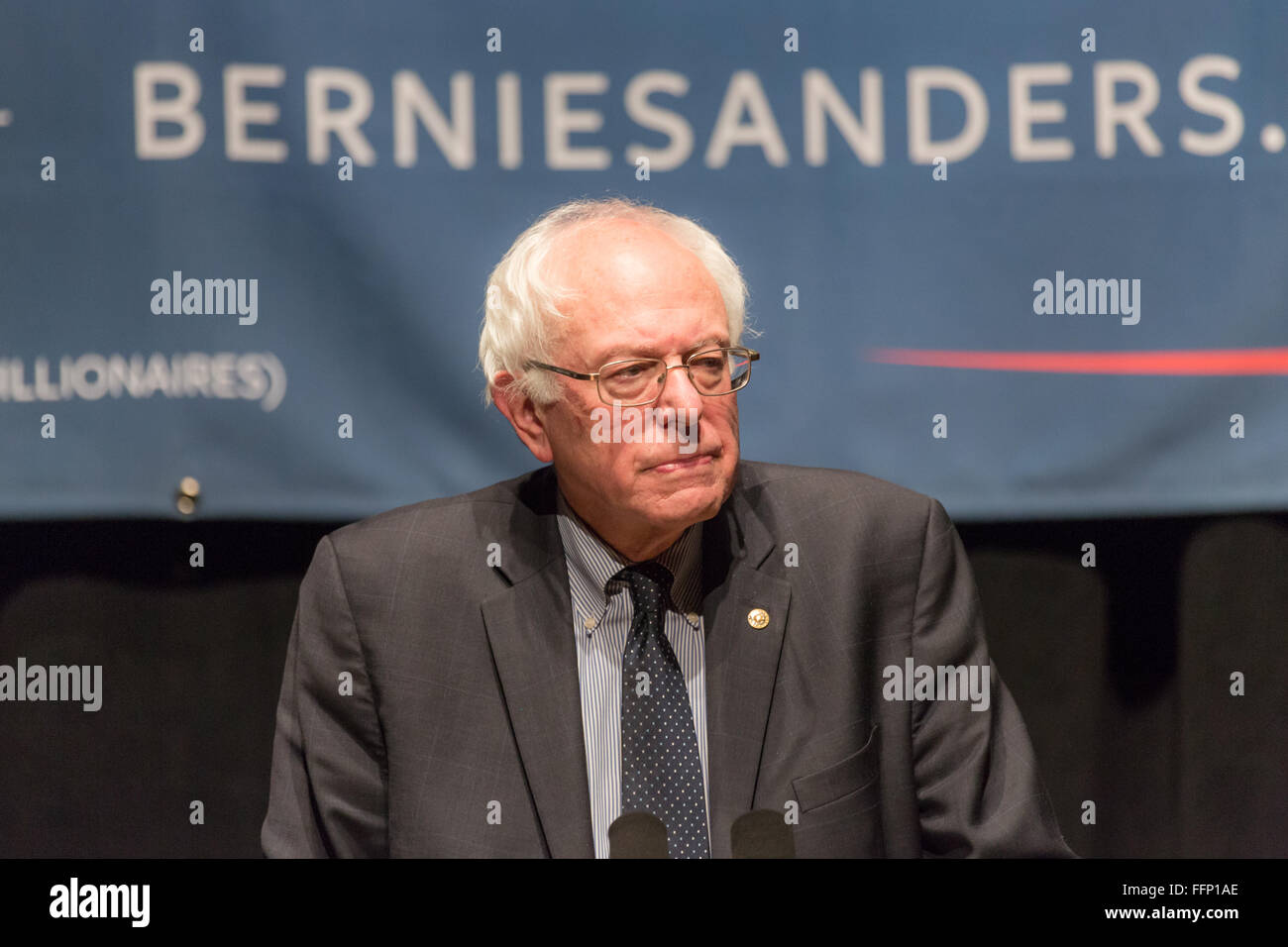 Charleston, Caroline du Sud, USA. 16 Février, 2016. Le candidat démocrate le sénateur Bernie Sanders partisans adresses pendant une campagne rassemblement à l'Memminger Theatre 16 février 2016 à Charleston, Caroline du Sud, USA. Banque D'Images Charleston, Caroline du Sud, USA. 16 Février, 2016. Le candidat démocrate le sénateur Bernie Sanders partisans adresses pendant une campagne rassemblement à l'Memminger Theatre 16 février 2016 à Charleston, Caroline du Sud, USA. Banque D'Images