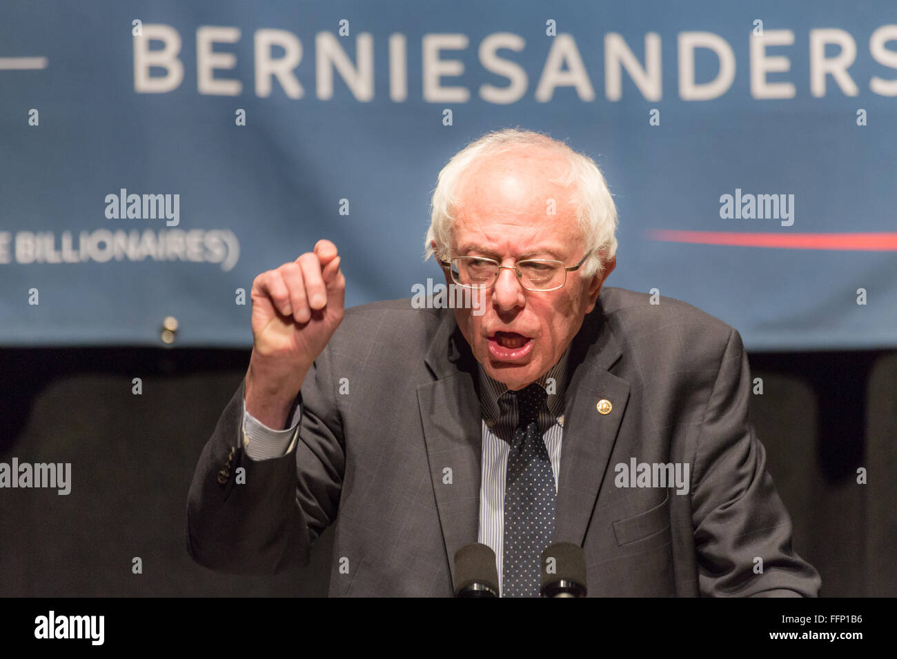 Charleston, Caroline du Sud, USA. 16 Février, 2016. Le candidat démocrate le sénateur Bernie Sanders partisans adresses pendant une campagne rassemblement à l'Memminger Theatre 16 février 2016 à Charleston, Caroline du Sud, USA. Banque D'Images Charleston, Caroline du Sud, USA. 16 Février, 2016. Le candidat démocrate le sénateur Bernie Sanders partisans adresses pendant une campagne rassemblement à l'Memminger Theatre 16 février 2016 à Charleston, Caroline du Sud, USA. Banque D'Images