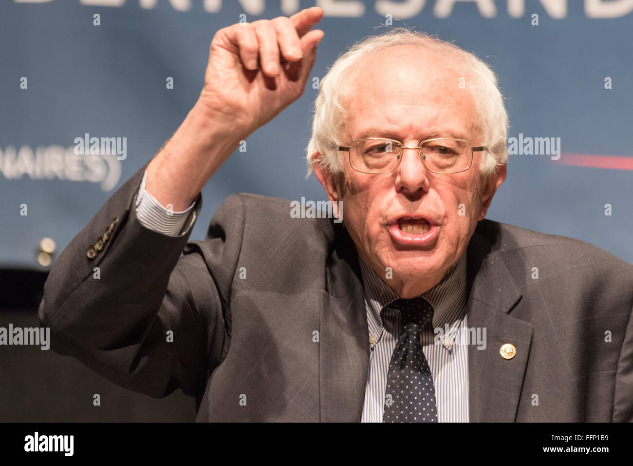 Charleston, Caroline du Sud, USA. 16 Février, 2016. Le candidat démocrate le sénateur Bernie Sanders partisans adresses pendant une campagne rassemblement à l'Memminger Theatre 16 février 2016 à Charleston, Caroline du Sud, USA. Banque D'Images