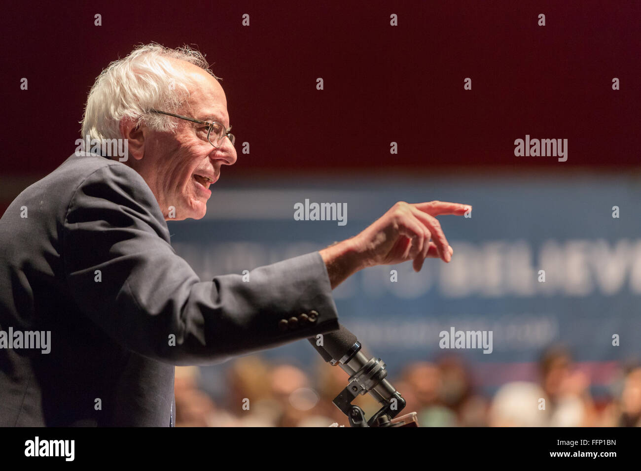 Charleston, Caroline du Sud, USA. 16 Février, 2016. Le candidat démocrate le sénateur Bernie Sanders partisans adresses pendant une campagne rassemblement à l'Memminger Theatre 16 février 2016 à Charleston, Caroline du Sud, USA. Banque D'Images Charleston, Caroline du Sud, USA. 16 Février, 2016. Le candidat démocrate le sénateur Bernie Sanders partisans adresses pendant une campagne rassemblement à l'Memminger Theatre 16 février 2016 à Charleston, Caroline du Sud, USA. Banque D'Images