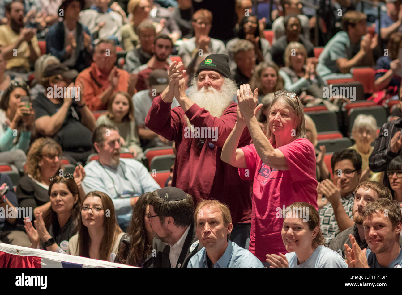 Charleston, Caroline du Sud, USA. 16 Février, 2016. Supporters applaudir le candidat démocrate le sénateur Bernie Sanders lors d'un rassemblement électoral à l'Memminger Theatre Le 16 février 2016 à Charleston, Caroline du Sud, USA. Banque D'Images Charleston, Caroline du Sud, USA. 16 Février, 2016. Supporters applaudir le candidat démocrate le sénateur Bernie Sanders lors d'un rassemblement électoral à l'Memminger Theatre Le 16 février 2016 à Charleston, Caroline du Sud, USA. Banque D'Images
