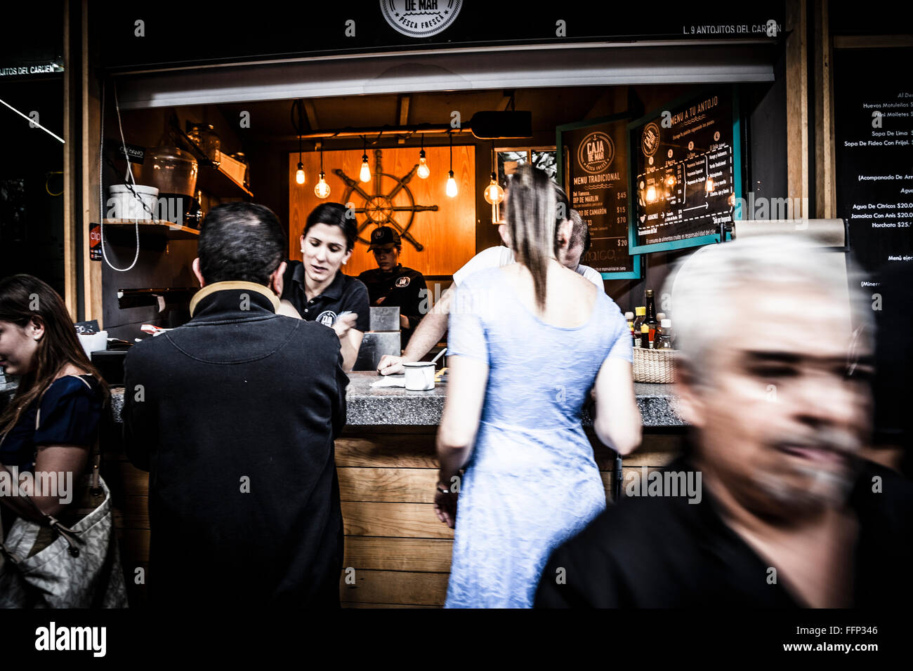 Serveur dans une hâte à Mercado del carmen restaurant, Mexico Banque D'Images