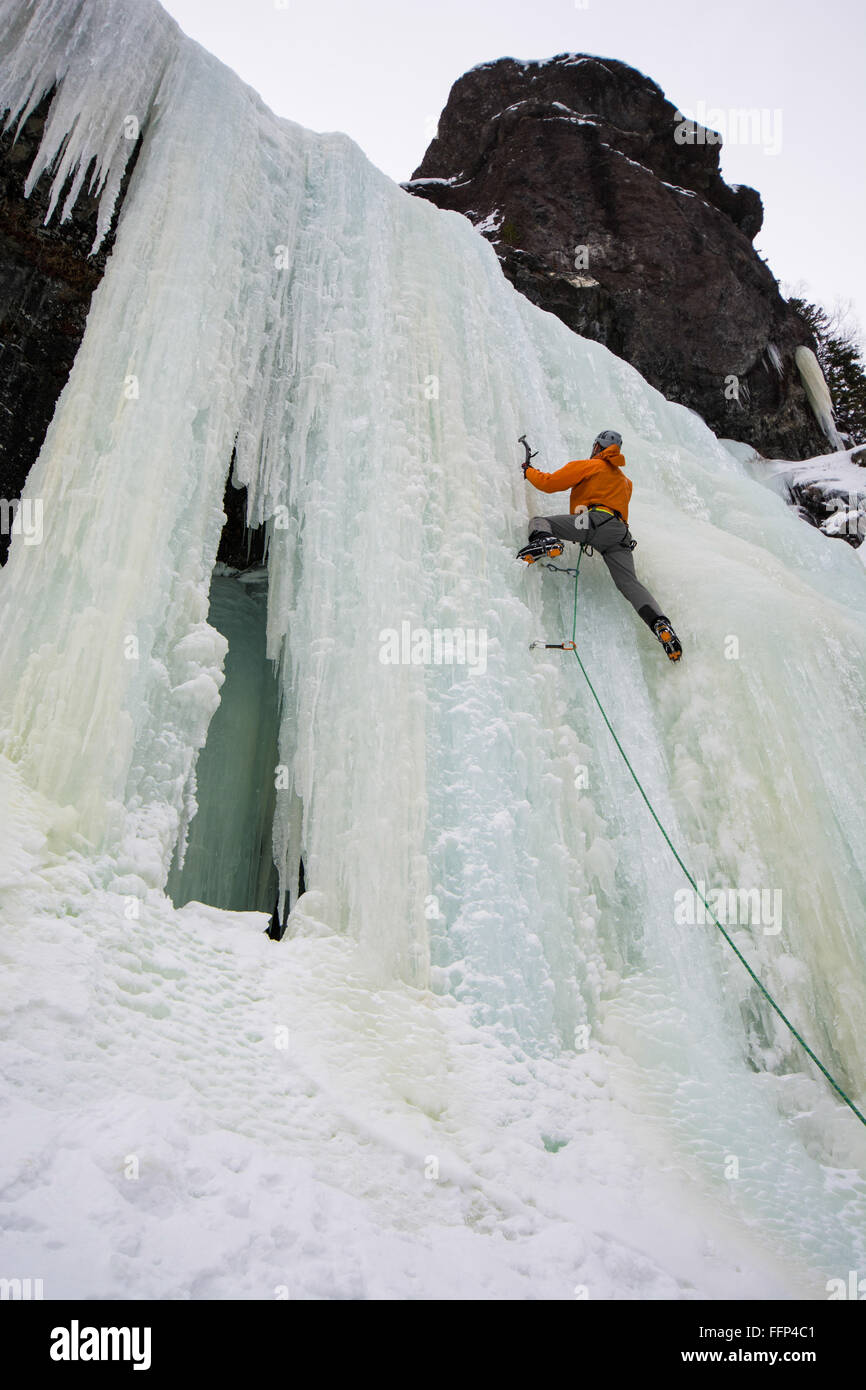 Jed Weber l'escalade sur glace en Haylite Maman II Canyon près de Bozeman Montana Banque D'Images