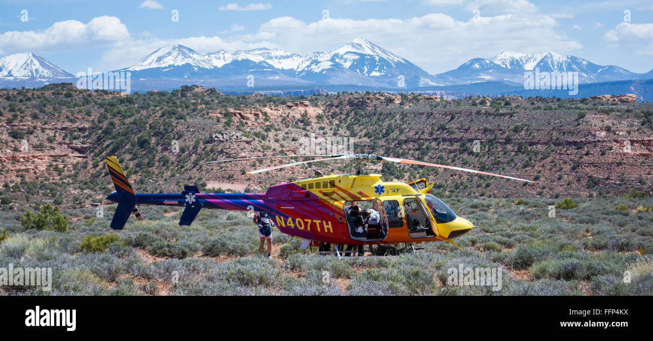 Life-Flight ramasse un gravement blessé du vélo de montagne sur la Harde de Rim Trail près de Moab Utah Banque D'Images