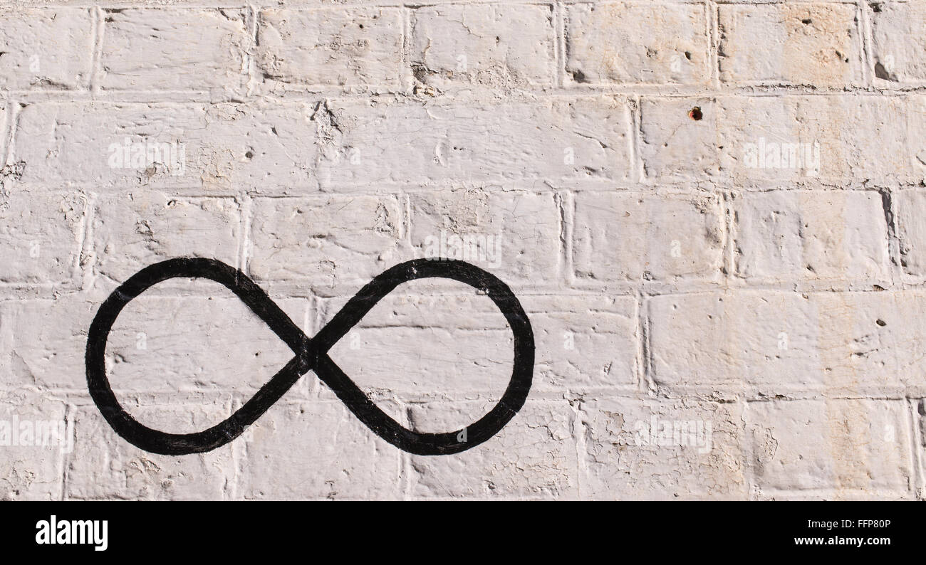 Le symbole de l'infini tirée en noir sur un mur peint en blanc. Banque D'Images Le symbole de l'infini tirée en noir sur un mur peint en blanc. Banque D'Images