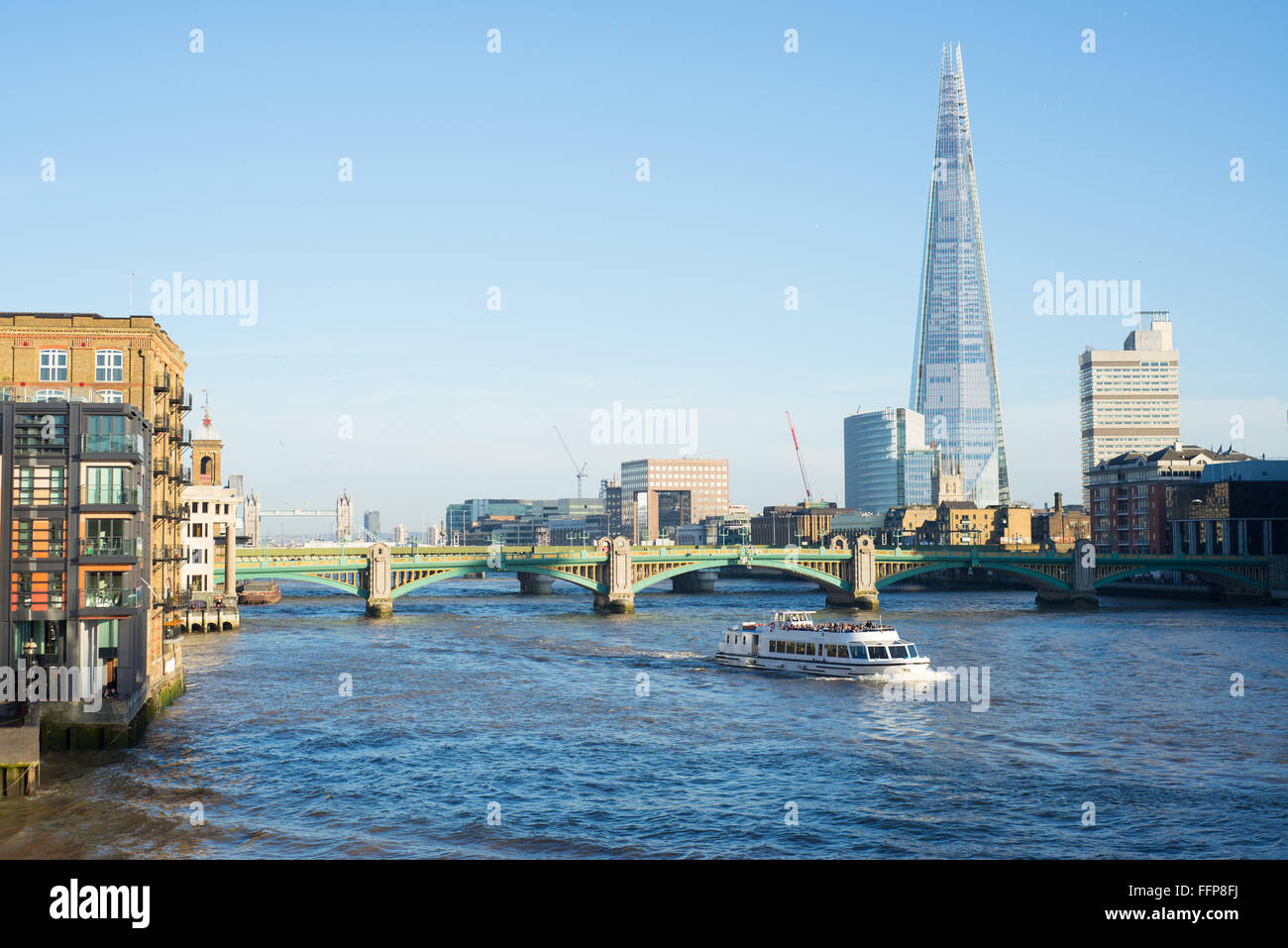 Vue sur la tamise et southwark bridge avec ferry transportant les touristes. Le gratte-ciel "dures" et le Tower Bridge en arrière-plan Banque D'Images Vue sur la tamise et southwark bridge avec ferry transportant les touristes. Le gratte-ciel "dures" et le Tower Bridge en arrière-plan Banque D'Images