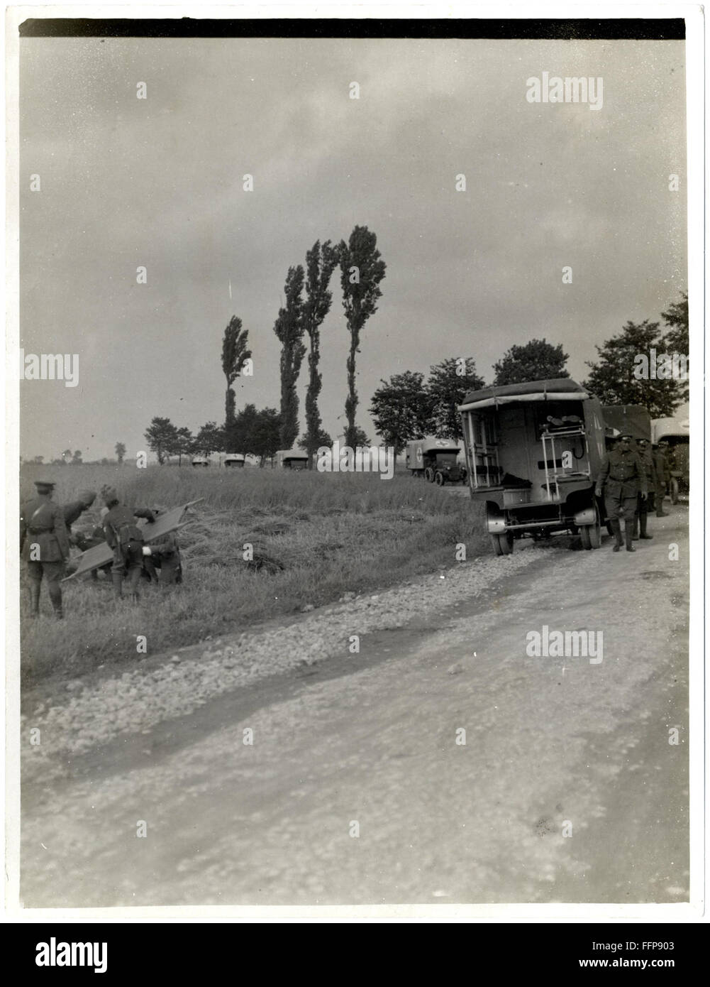 Cette photographie historique, prise par H. D. Girdwood, montre des ambulances à Merville, en France. Capturé en temps de guerre, il illustre les efforts médicaux et militaires déployés sur les lignes de front. Banque D'Images
