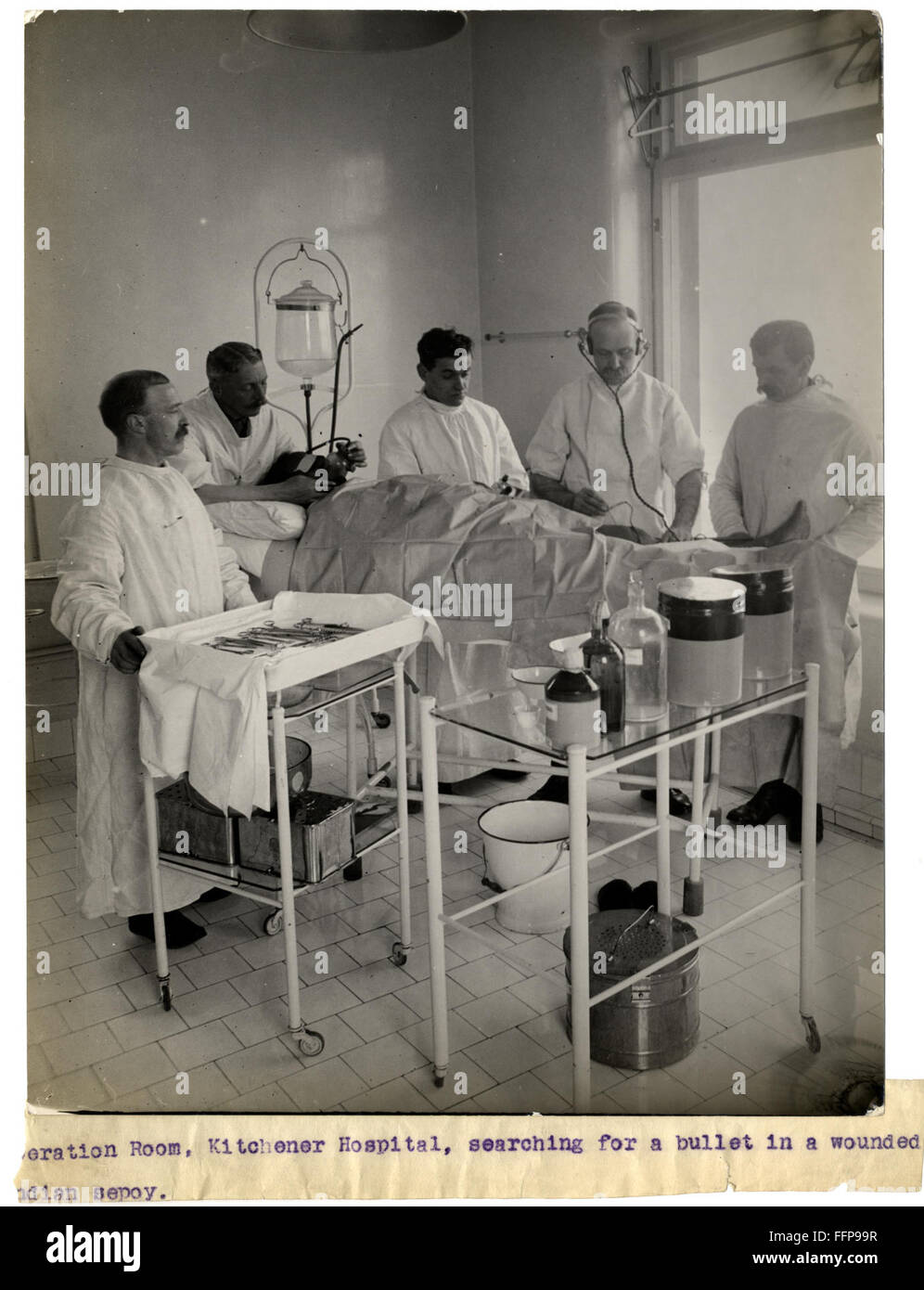 Une photographie de H.D. Girdwood montre les soins médicaux intenses prodigués à un sépoy indien blessé dans un hôpital de Brighton. L'image capture un moment de traitement des blessures de guerre, reflétant les défis rencontrés par le personnel médical pendant le conflit. Banque D'Images
