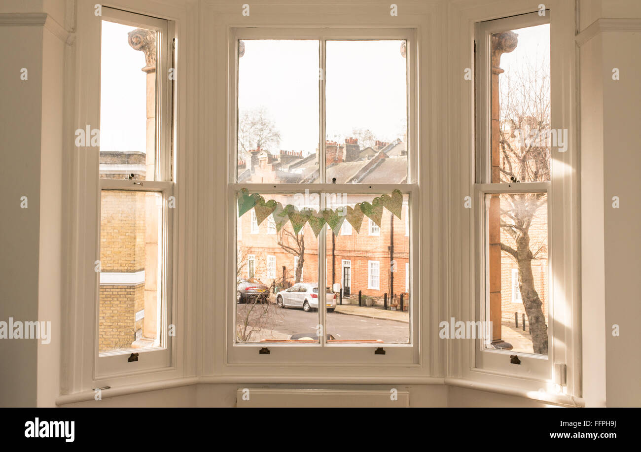 Intérieur d'une maison britannique classique de style victorien avec de vieilles fenêtres en bois face à une caractéristique british Mews. Banque D'Images