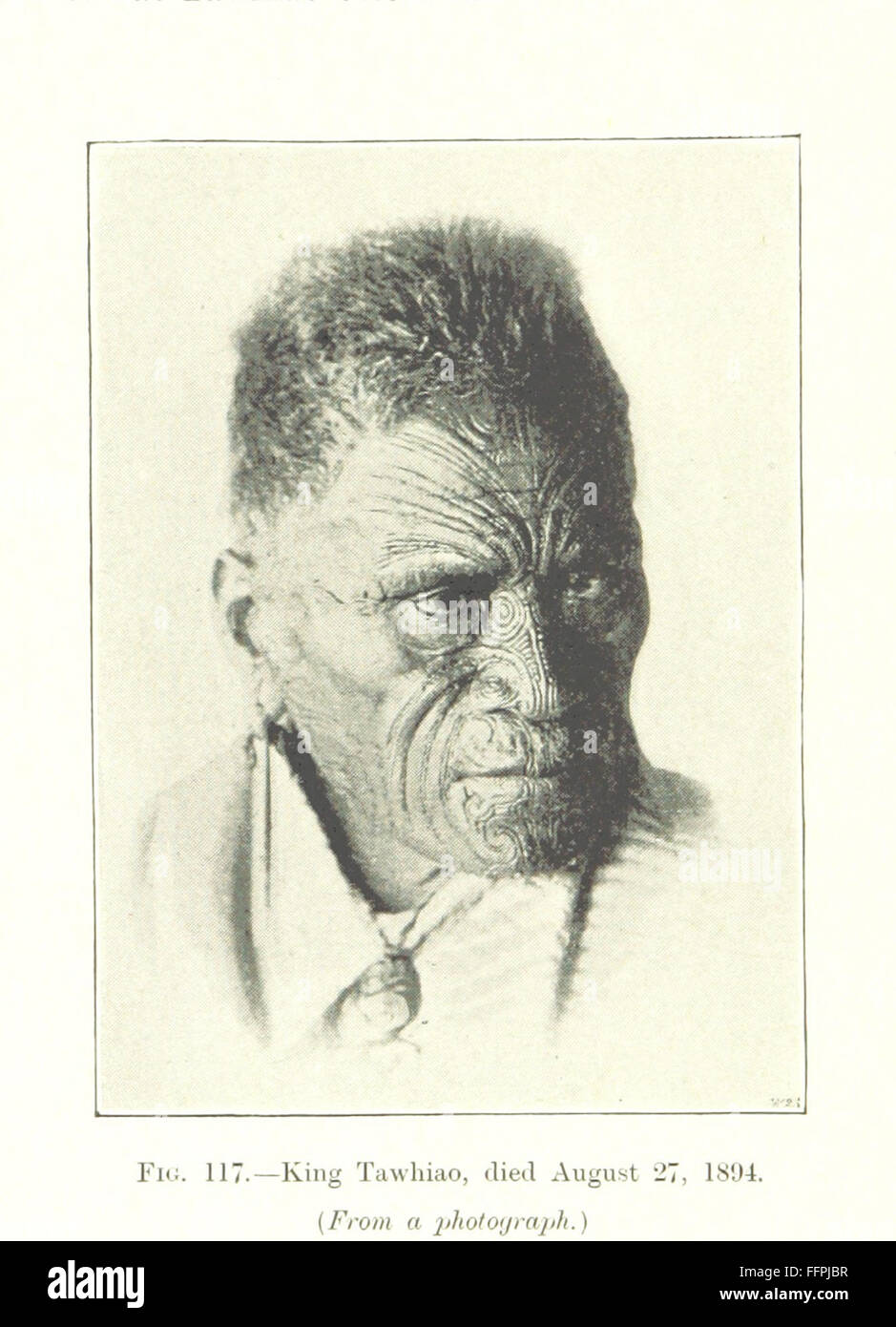 'Moko ; or, Maori tatouage' explore l'art traditionnel du tatouage du peuple maori de Nouvelle-Zélande. Le livre comprend des illustrations détaillées illustrant les techniques et la signification du moko, ainsi que son rôle culturel dans la société maorie. Banque D'Images