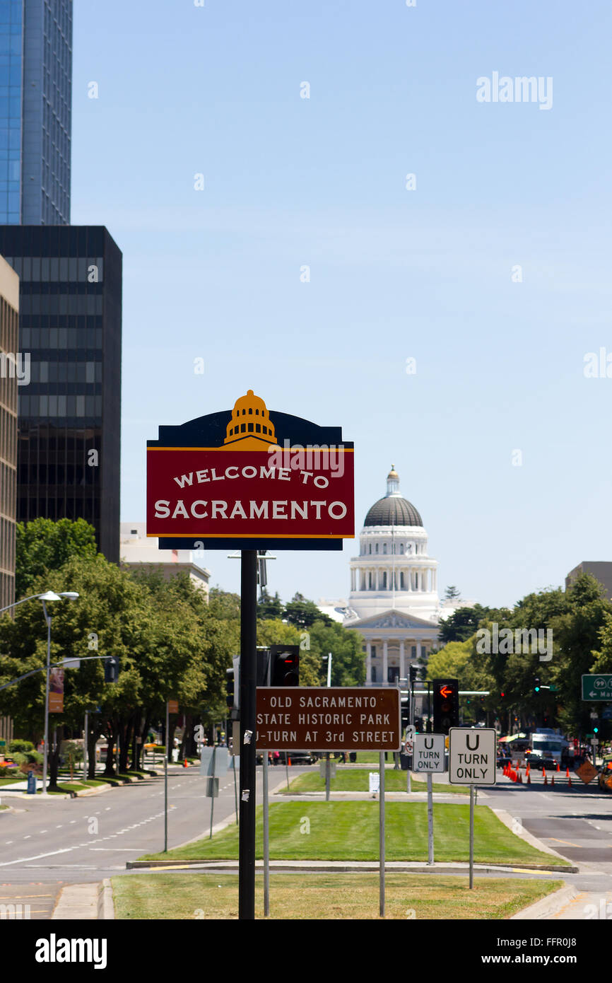 Photo de signer accueil des touristes à Sacramento, Californie avec le State Capitol building en arrière-plan. Banque D'Images