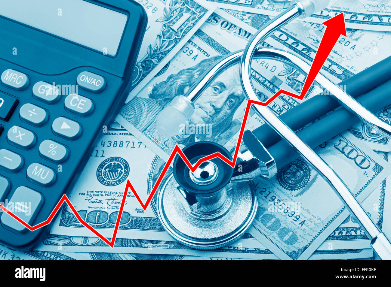 Graphique montrant le coût élevé des soins de santé avec les billets de banque USD un stéthoscope et calculatrice Banque D'Images