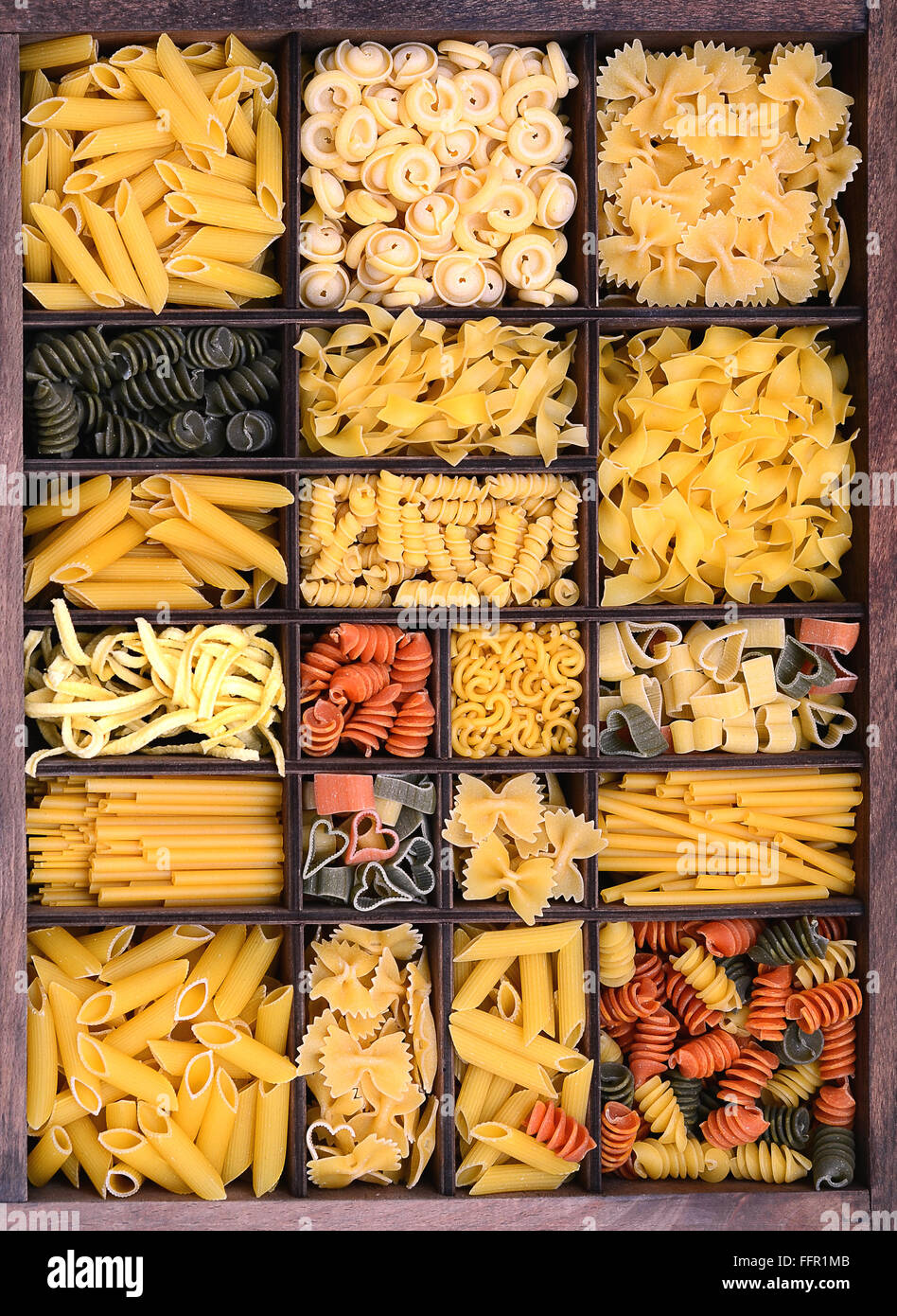 Les pâtes, divers types de pâtes dans un cas type Photo Stock - Alamy